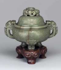 18TH CENTURY A CELADON JADE TWO-HANDLED TRIPOD CENSER AND COVER